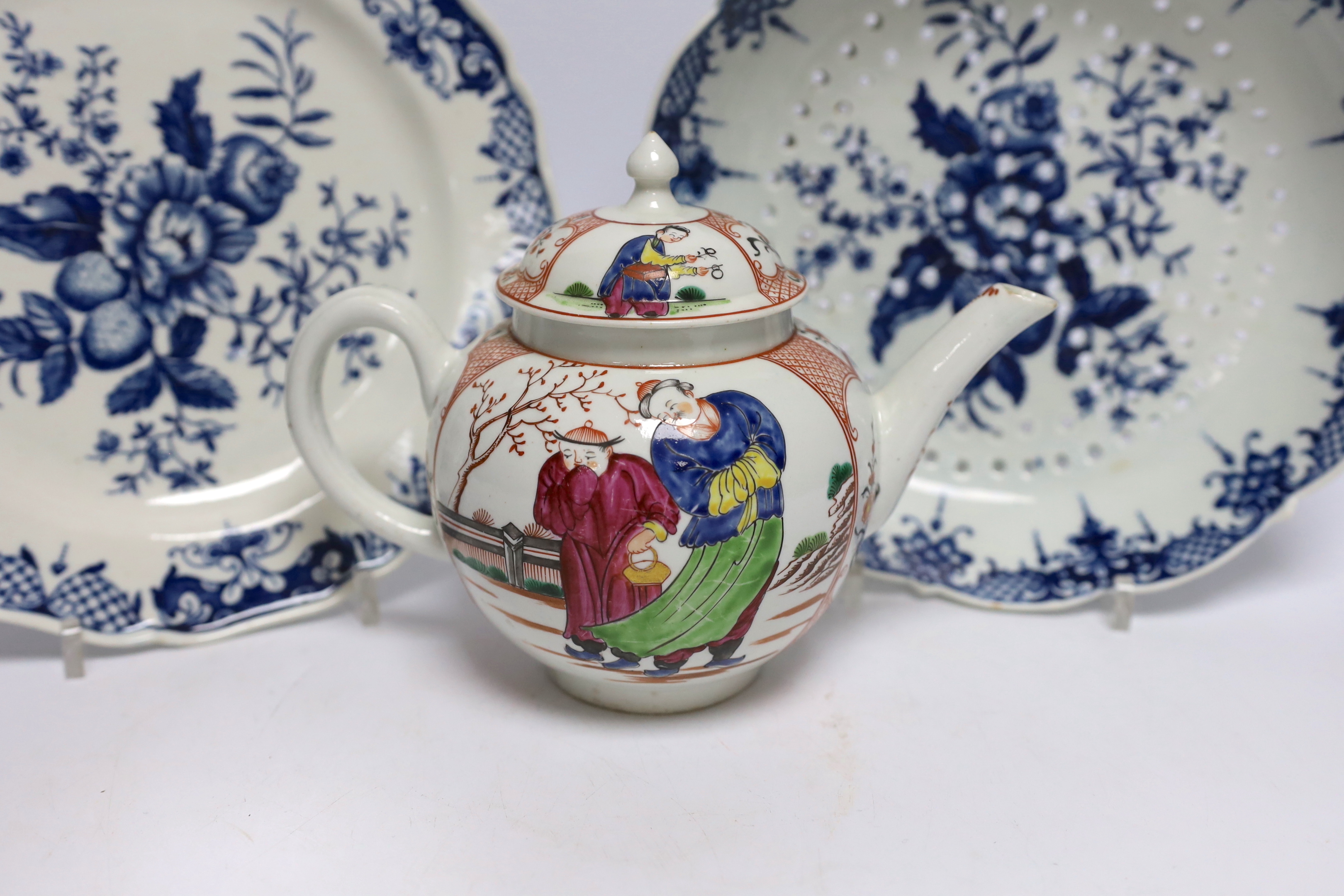 An 18th century Worcester Chinese style teapot, and a similar pine cone pattern strainer and plate (3)